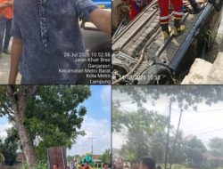 Ketua NGO KMPL Bantu Evakuasi Lakalantas Bersama Lurah Ganjar Asri, Satdamkar, PLN, Dishub, Satlantas Polres Metro dan Masyarakat Setempat